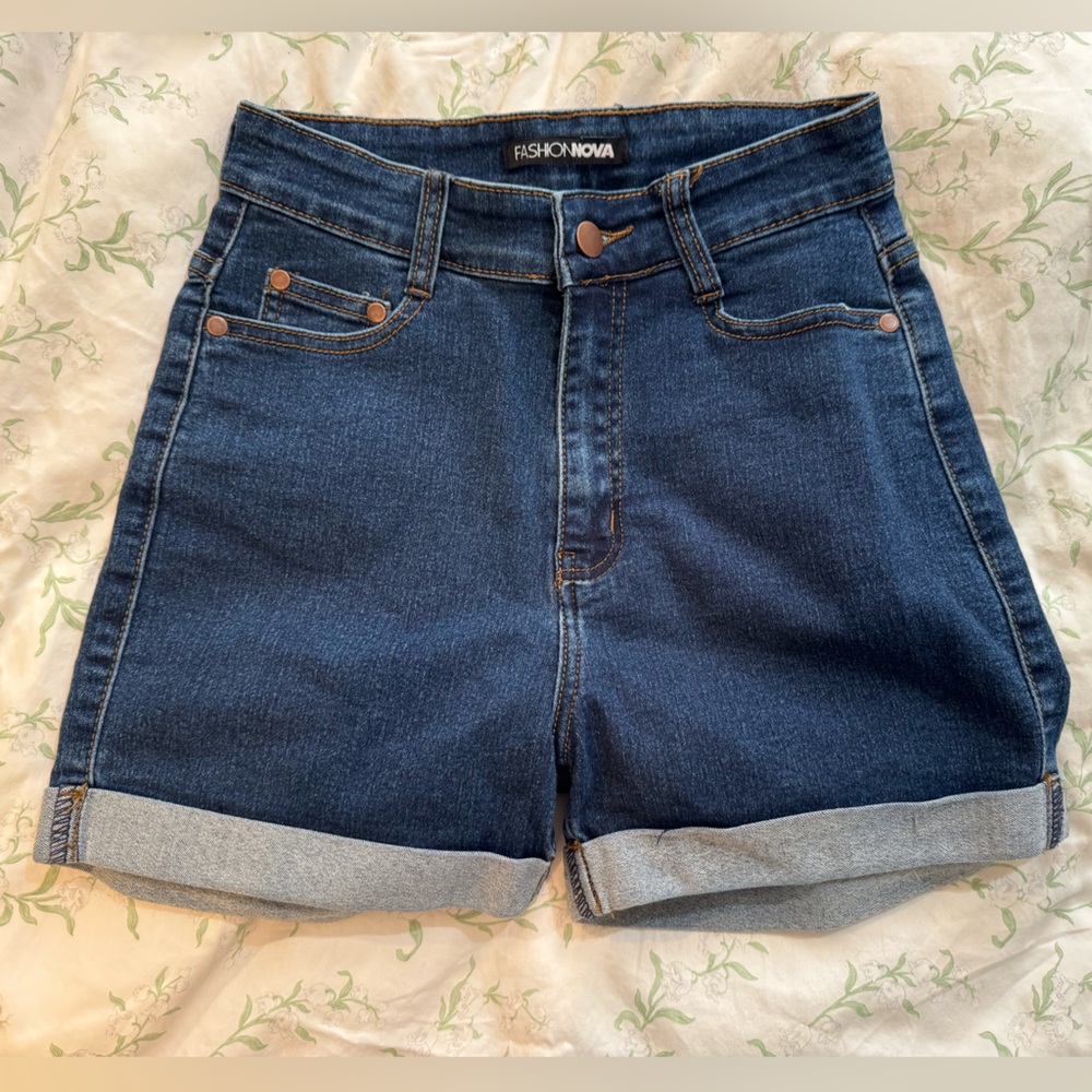 Fashion Nova Women's Blue Denim Shorts - size 5/6